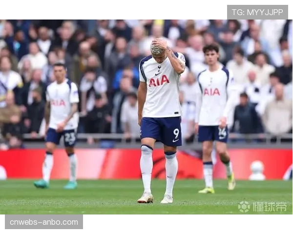 终场哨响，热刺球员瘫坐场地，保级压力写在脸上